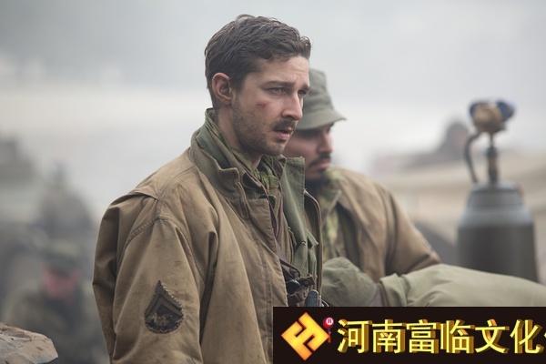 目光望向四周,而"圣人"(希亚·拉博夫饰)则背靠"狂怒号"低头像是陷入